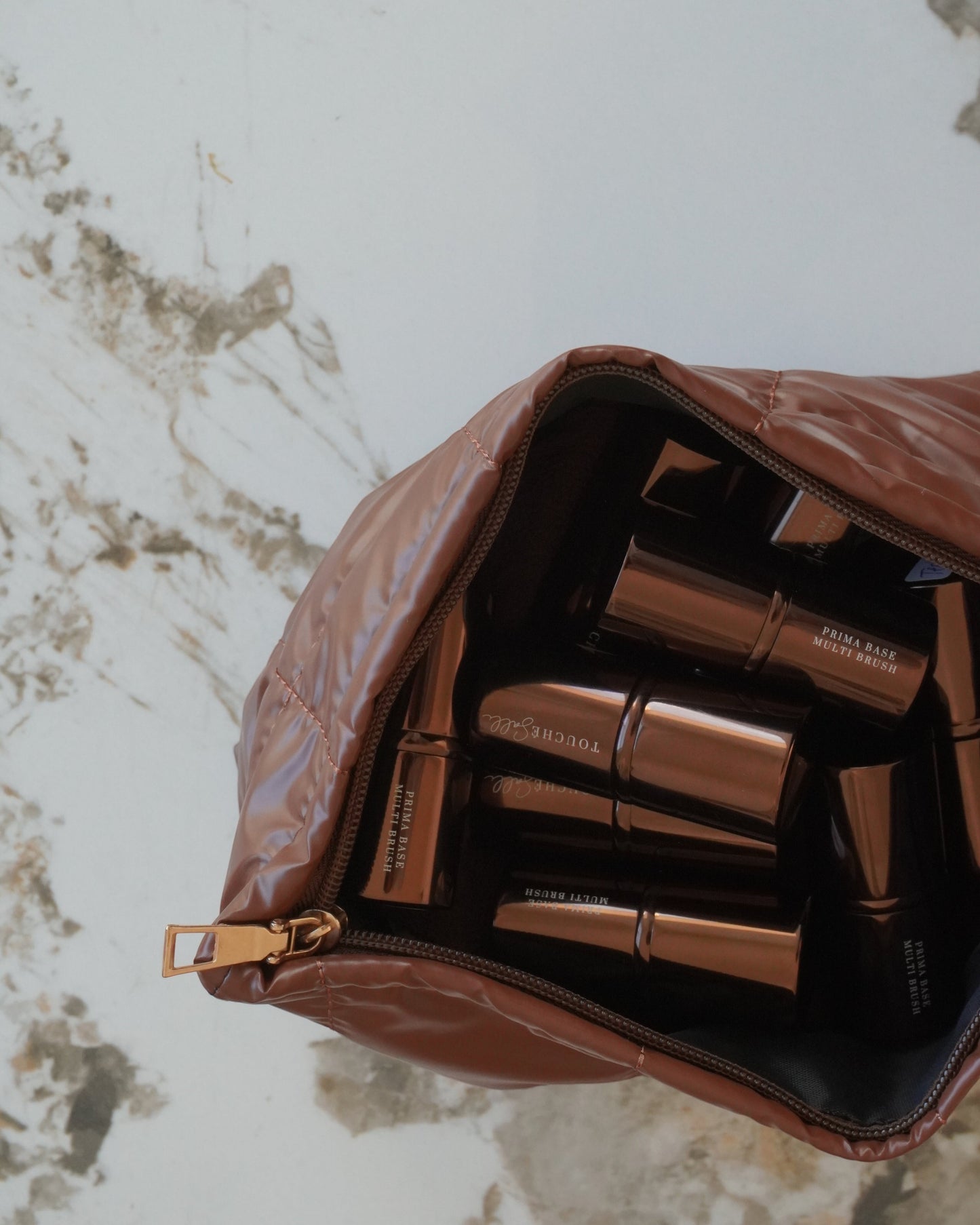 Touché Salli Espresso Quilted Case kosmetiktaske i mørkebrun med quiltet struktur og gylden lynlås, rummelig til beauty-essentials.