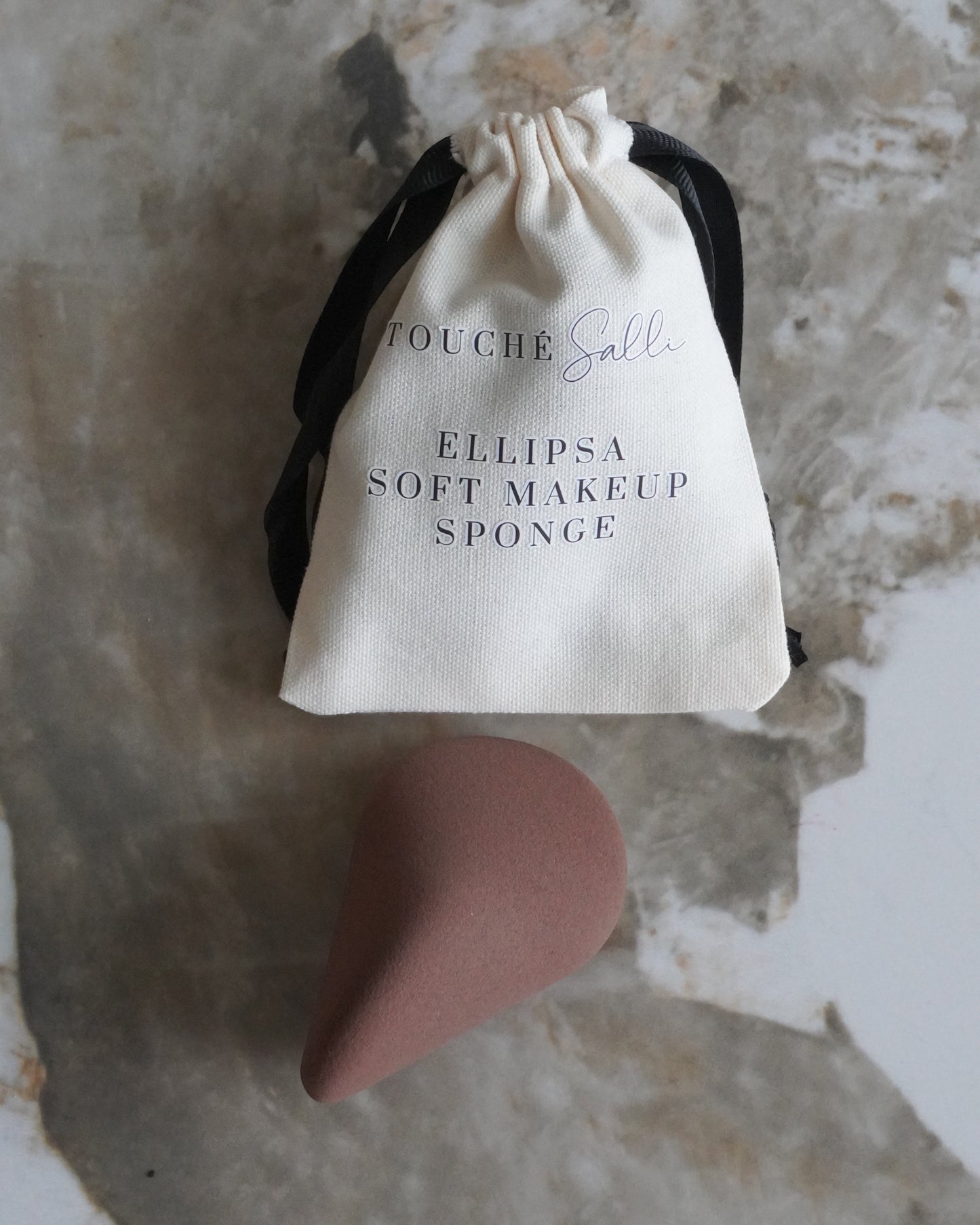 Touché Salli Ellipsa Soft Makeup Sponge i brun, ergonomisk formet til præcis påføring af foundation og concealer, blush og contour