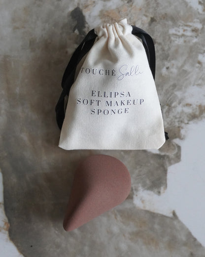 Touché Salli Ellipsa Soft Makeup Sponge i brun, ergonomisk formet til præcis påføring af foundation og concealer, blush og contour