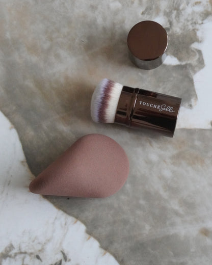 Touché Salli Ellipsa Soft Makeup Sponge i brun, ergonomisk formet til præcis påføring af foundation og concealer.