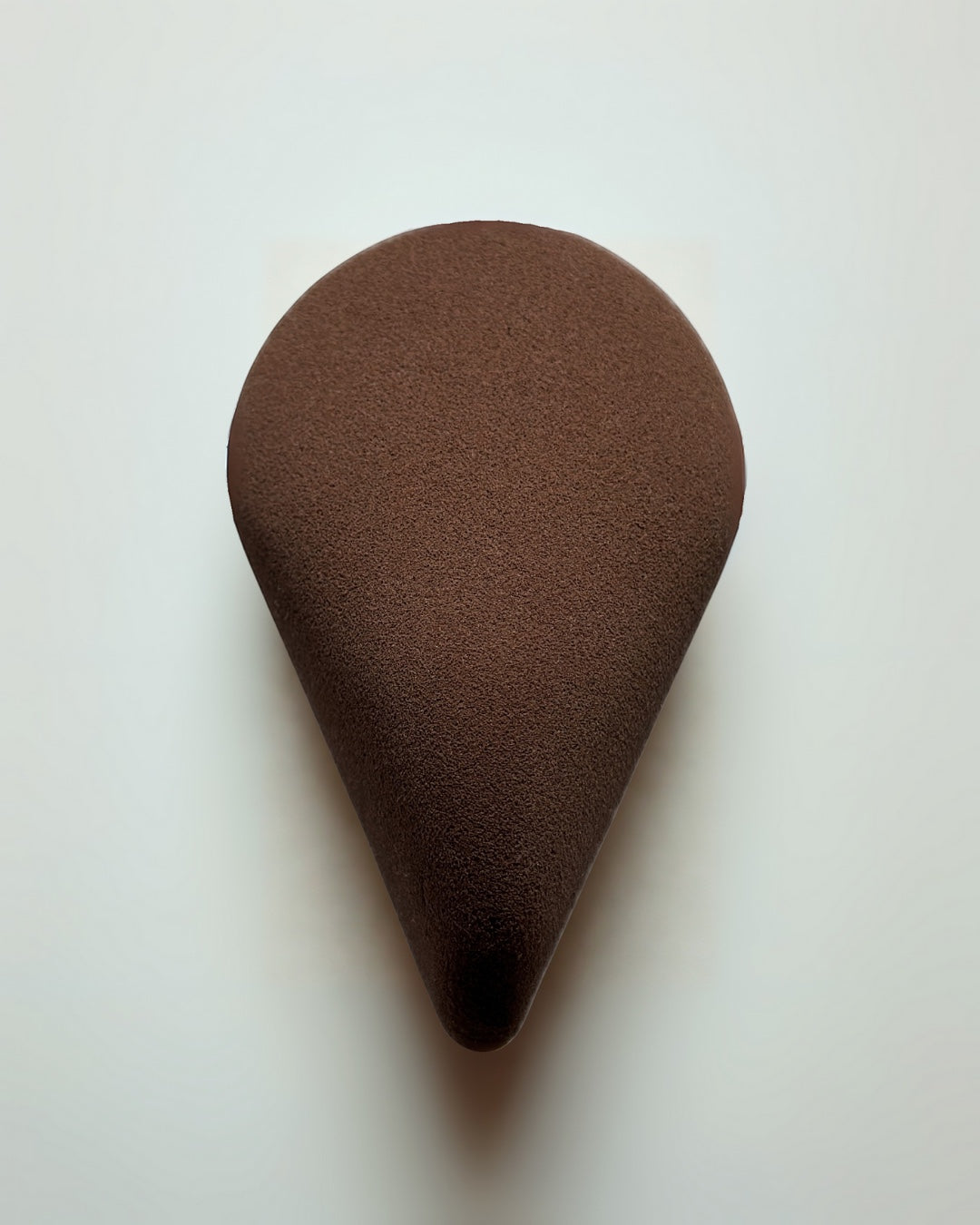 Touché Salli Ellipsa Soft Makeup Sponge i mørkebrun, elliptisk formet til præcis påføring af makeup.