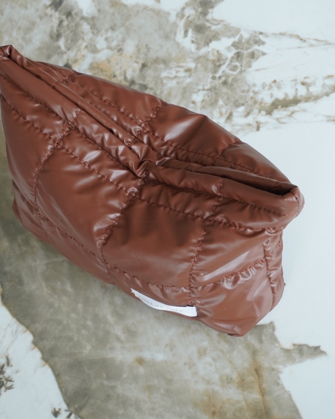Touché Salli Espresso Quilted Case kosmetiktaske i mørkebrun med quiltet struktur og diskret glans. Rummelig og raffineret.
