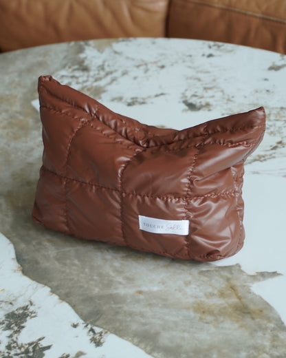 Touché Salli Espresso Quilted Case kosmetiktaske i mørkebrun med quiltet struktur, perfekt til rejser eller som clutch.