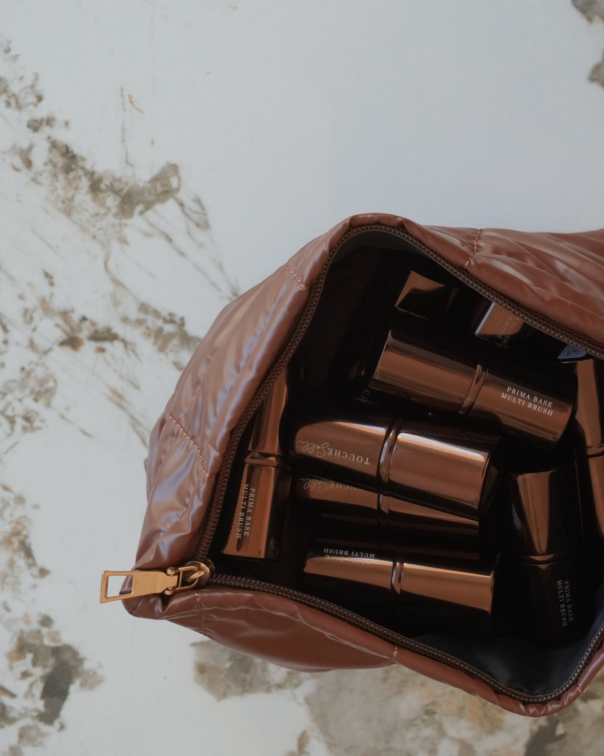 Touché Salli Espresso Quilted Case kosmetiktaske i mørkebrun med quiltet struktur og gylden lynlås, rummelig til beauty-essentials.