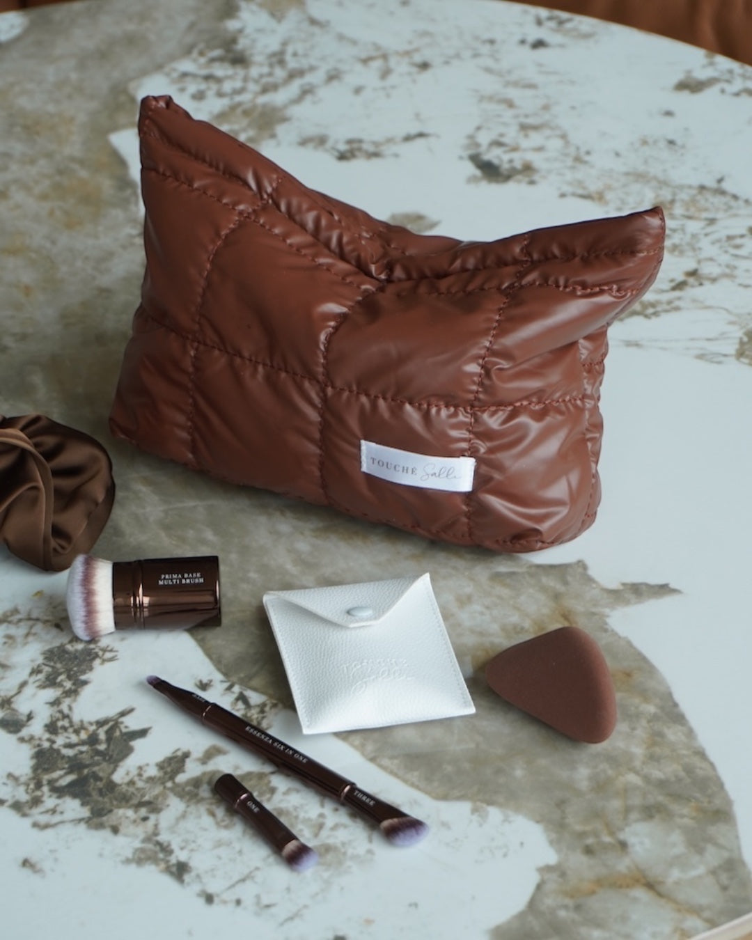 Touché Salli Espresso Quilted Case kosmetiktaske i mørkebrun med quiltet struktur. Rummelig og stilfuld til rejser eller som clutch.