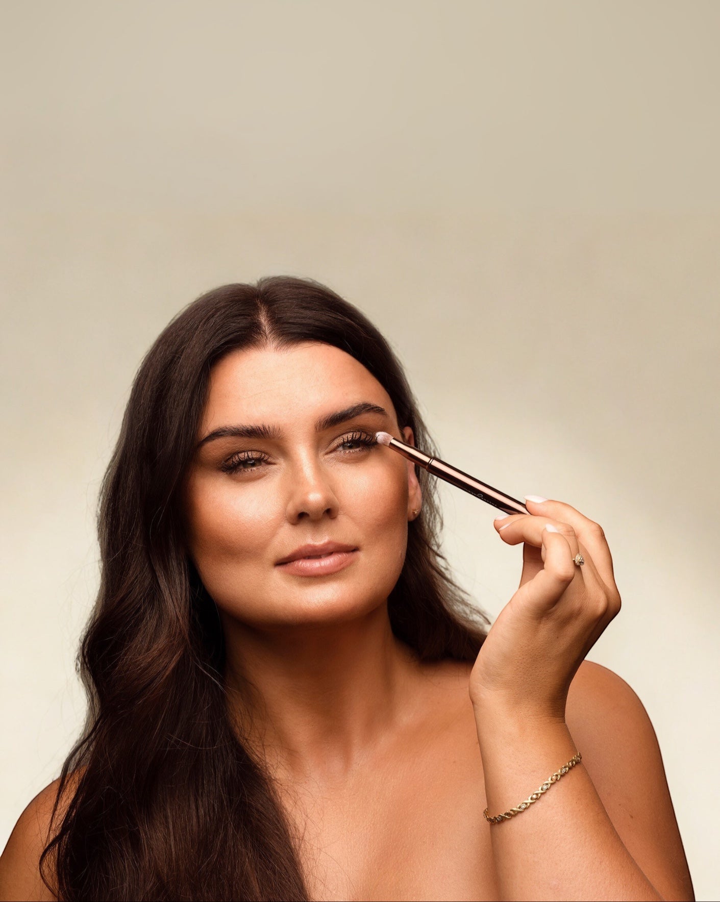Touché Salli Essenza Six In One Brush System, et makeupbørstesystem med 6 aftagelige børstehoveder i vegansk, syntetisk hår.