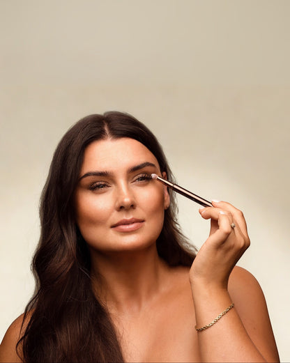 Touché Salli Essenza Six In One Brush System, et makeupbørstesystem med 6 aftagelige børstehoveder i vegansk, syntetisk hår.