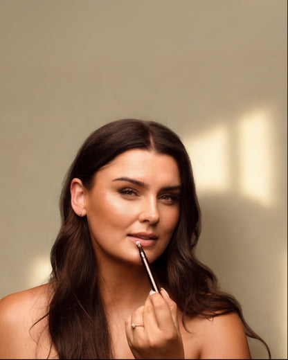 Touché Salli Essenza Six In One Brush System, et makeupbørstesystem med 6 aftagelige børstehoveder i vegansk, syntetisk hår. Ideel til makeupbegyndere og rejser.