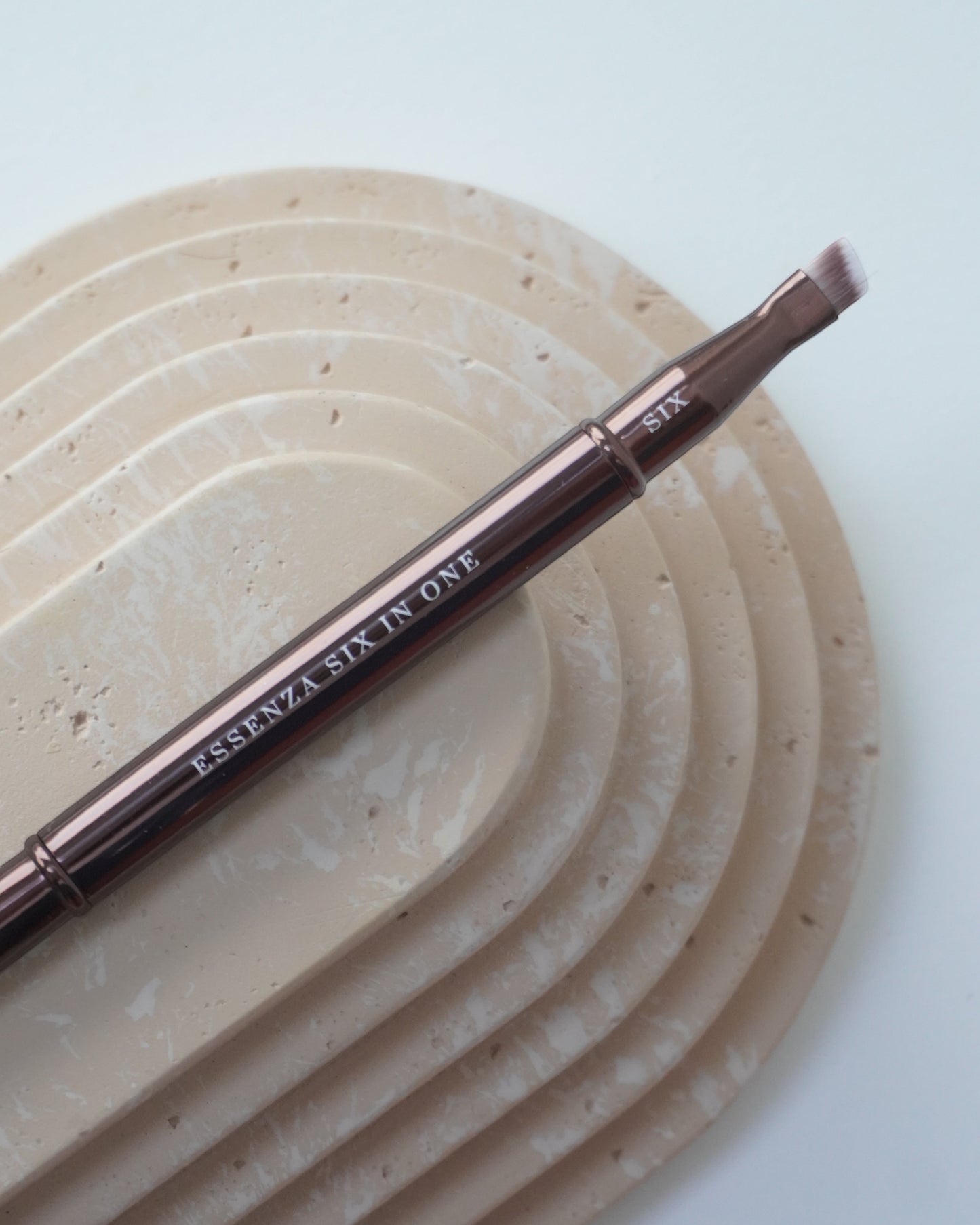 Touché Salli Essenza Six In One Brush System, et makeupbørstesystem med 6 aftagelige børstehoveder i vegansk, syntetisk hår.