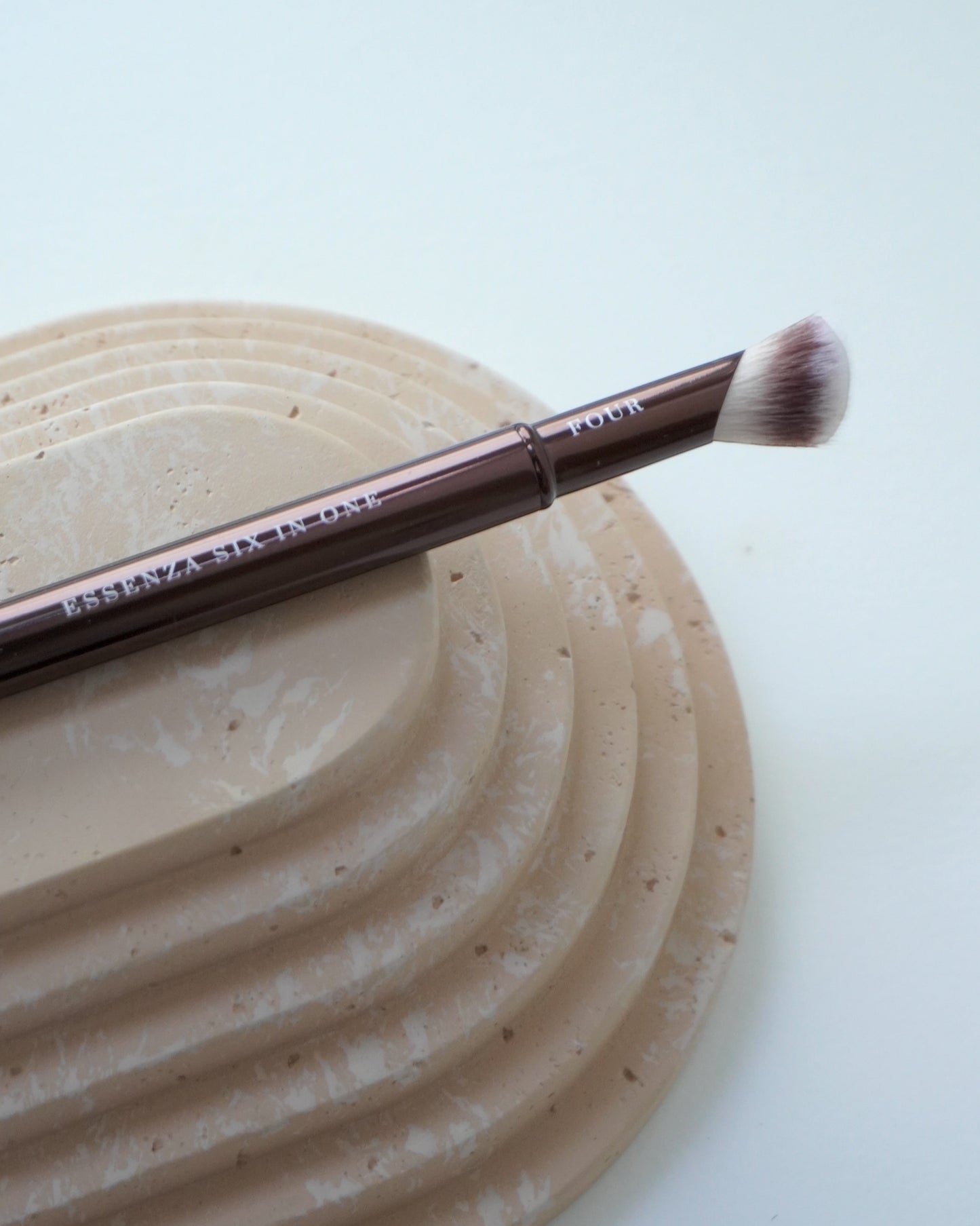 Touché Salli Essenza Six In One makeupbørste med nummer 4, veganske syntetiske hår, ideel til concealer.