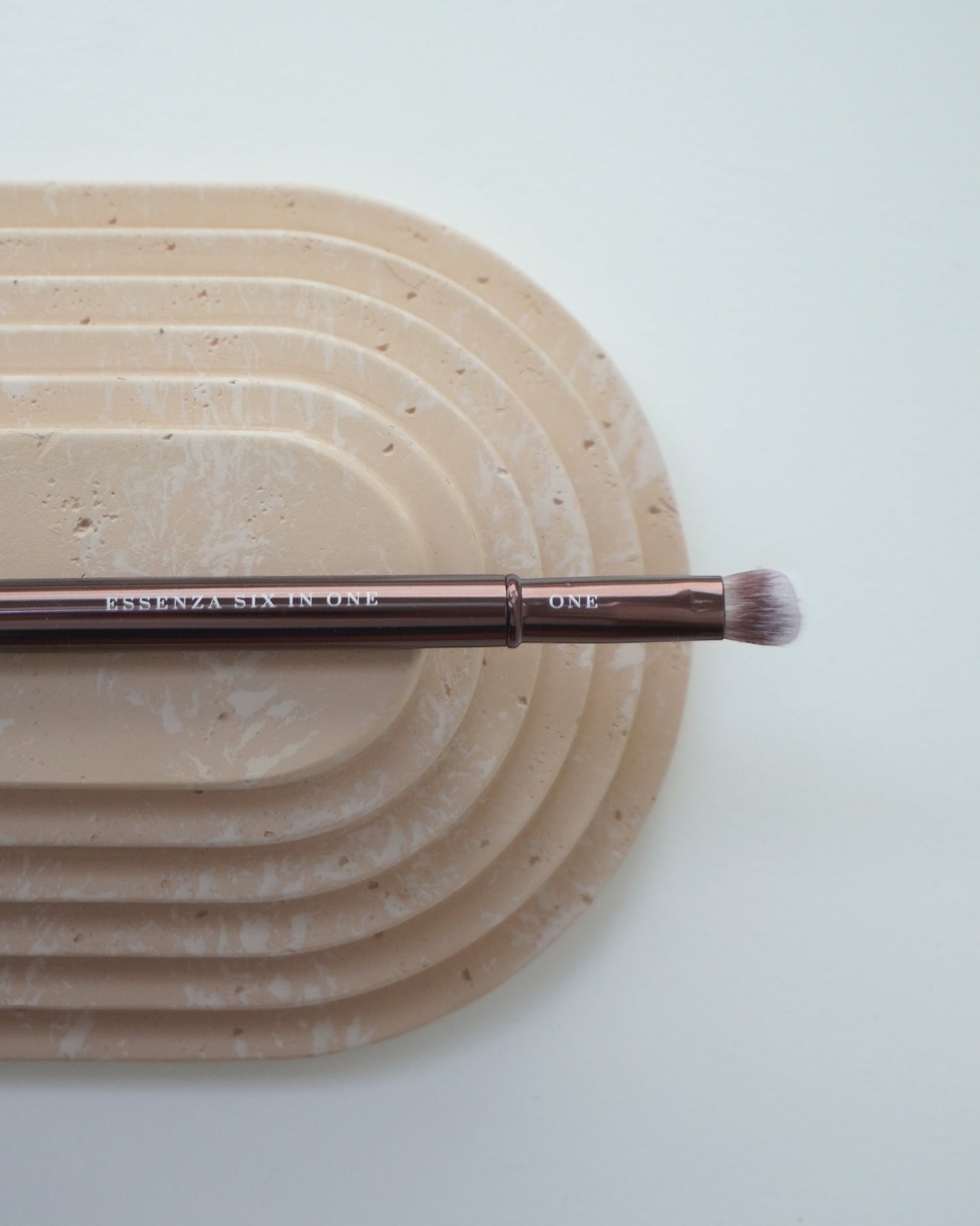 Touché Salli Essenza Six In One makeupbørste med nummer 1 på, veganske børstehår, ideel til øjenskyggelooks, concealer, bryn og læber