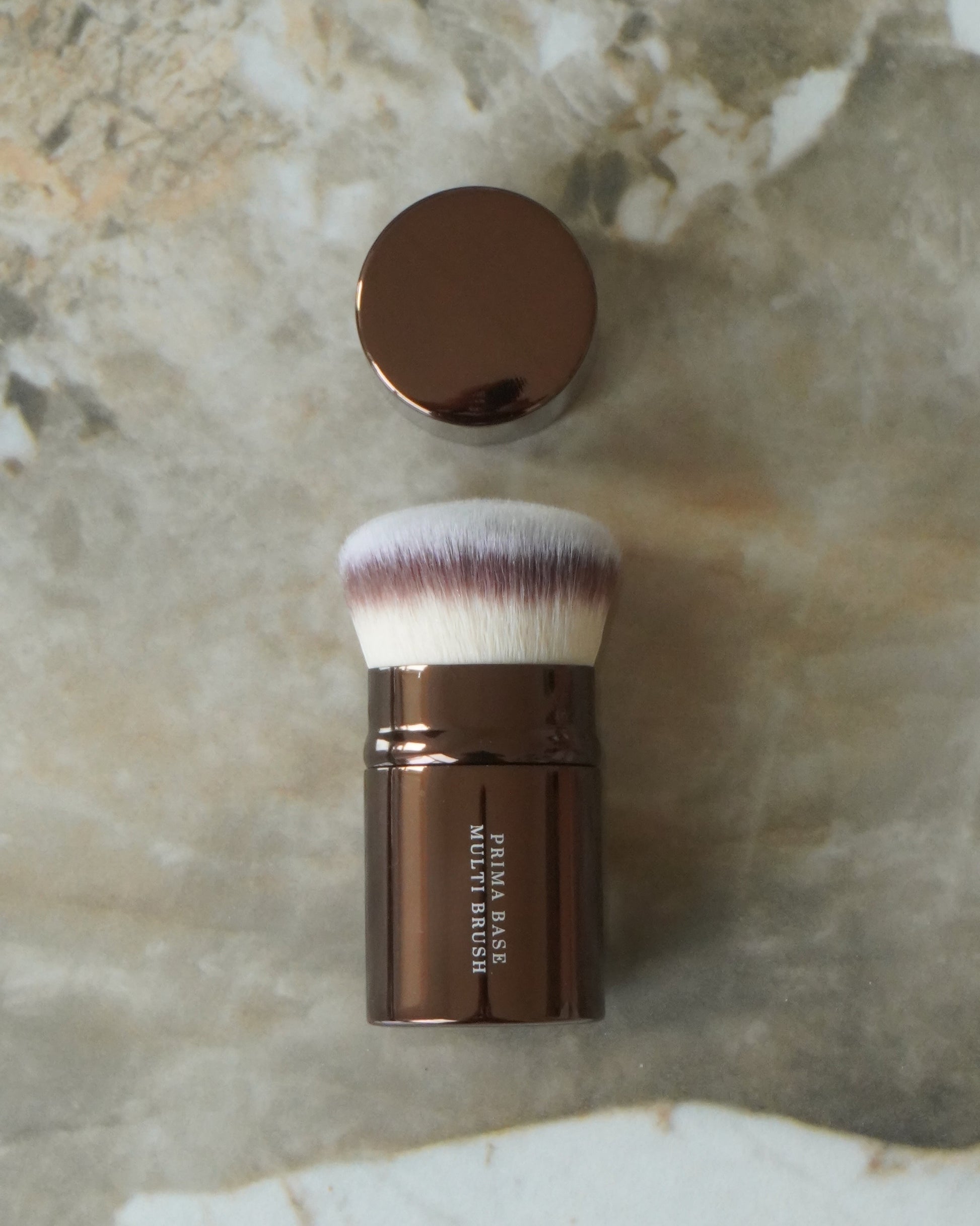 Touché Salli Prima Base Multi Brush, en udtrækkelig kabuki-børste med tætpakkede, silkebløde syntetiske hår i bronze.