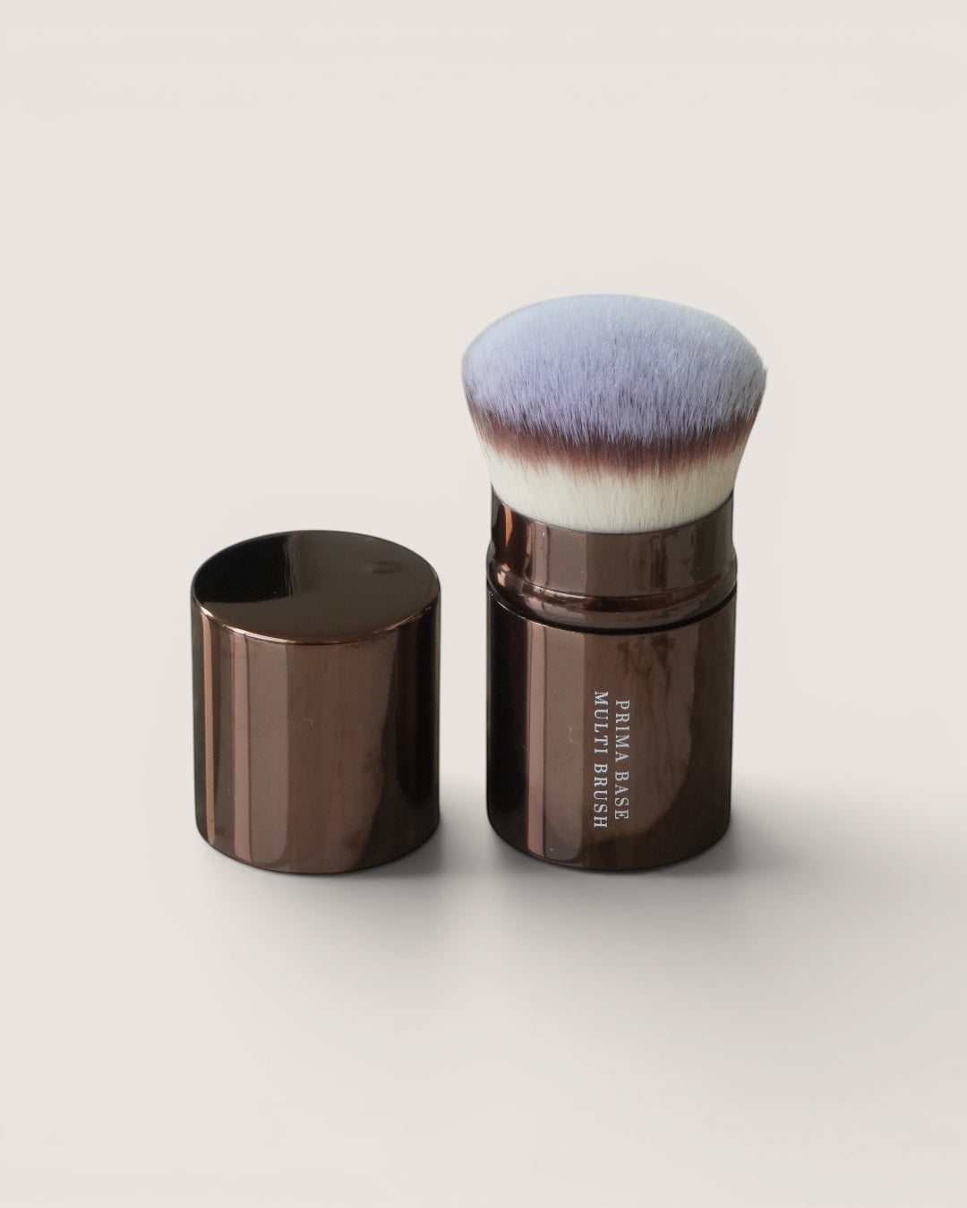 Touché Salli Prima Base Multi Brush, en udtrækkelig kabuki-børste med tætpakkede, silkebløde syntetiske hår i bronze.