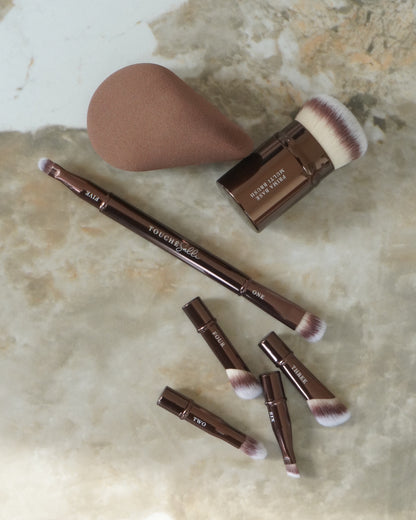 Touché Salli Prima Base Multi Brush sæt med 5 makeup børster og en brun svamp. Kompakt og rejsevenlig.